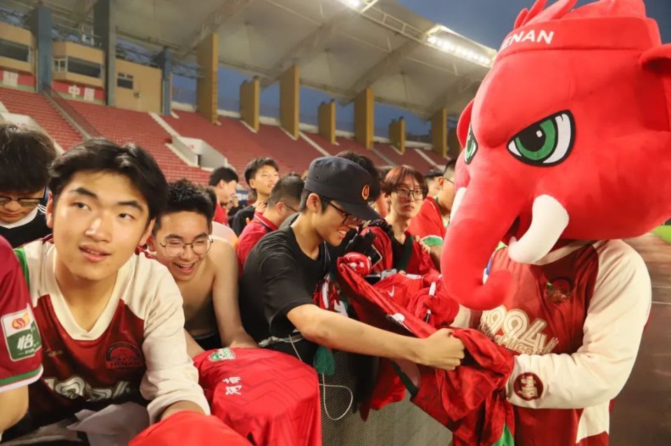 关于热门球队展现出众表现,球迷热情不减!的信息 关于热门球队展现出众表现,球迷热情不减!的信息