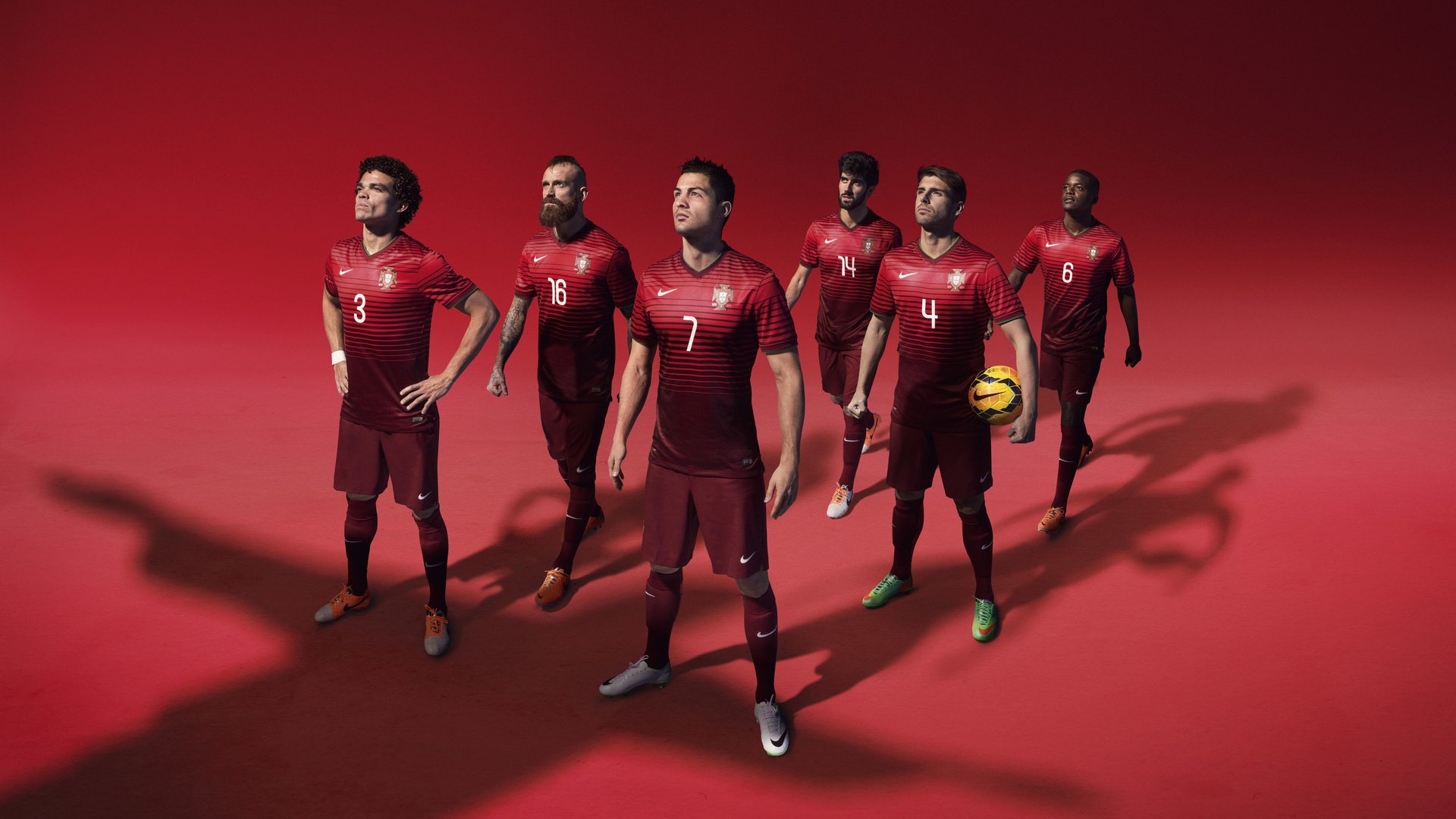 铁塔下的战术棋盘，巴黎精密压制与莱万的全程高能交响曲