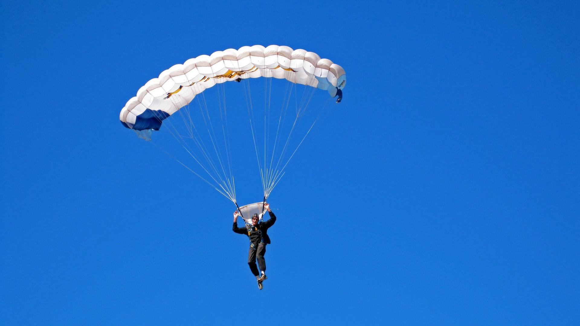 当东方篮球遇上西方风暴，天津队横扫雷霆，约基奇惊艳四座的跨文化启示