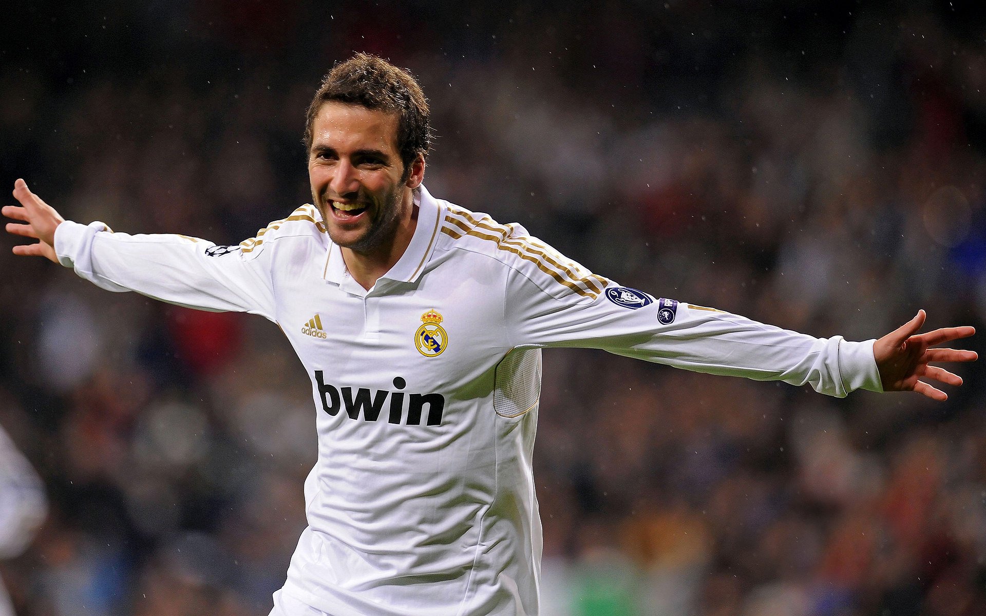 红牛二队鏖战阿斯顿马丁，阿隆索状态火热，一场技术与意志的较量