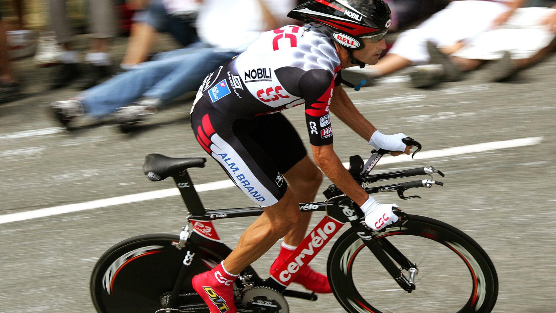 法拉利横扫威廉姆斯，汉密尔顿带队取胜，一场策略与勇气的双重胜利